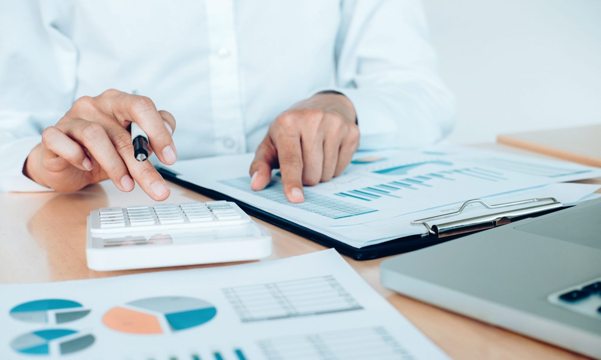 Comptable travaillant sur un ordinateur avec des documents financiers, bureau d'Impôt Plateau